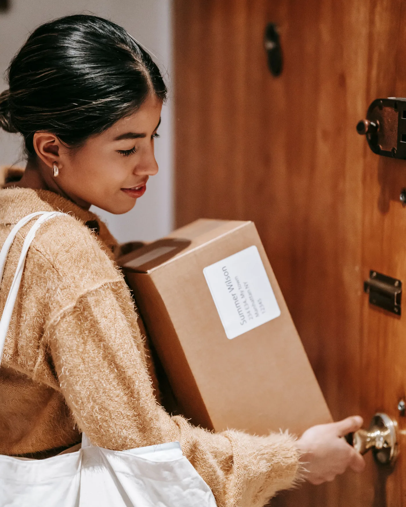 Cliente recebendo em casa uma caixa de entrega com produtos de cabelo
